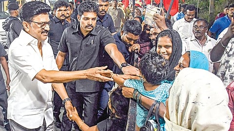 மேட்டூரை அடுத்த பெரும்பள்ளம் பகுதியில் நேற்று நடந்த ‘ரோடு ஷோ'வில் பங்கேற்ற முதல்வர் மு.க.ஸ்டாலின், பொதுமக்களை சந்தித்தவாறு நடந்து சென்றார். | படம்: எஸ். குரு பிரசாத் |