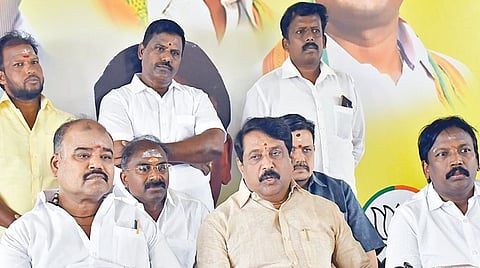 திருநெல்வேலியில் செய்தியாளர்களுக்கு நேற்று பேட்டியளித்த பாஜக  மாநிலத் தலைவர் நயினார் நாகேந்திரன். | படம்: மு.லெட்சுமி அருண் |