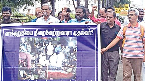 அரசு மருத்துவர்களுக்கான சட்டப்போராட்டக் குழு சார்பில் பல்வேறு கோரிக்கைகளை வலியுறுத்தி மேட்டூரில் பாதயாத்திரையைத் தொடங்கிய மருத்துவர்கள்.