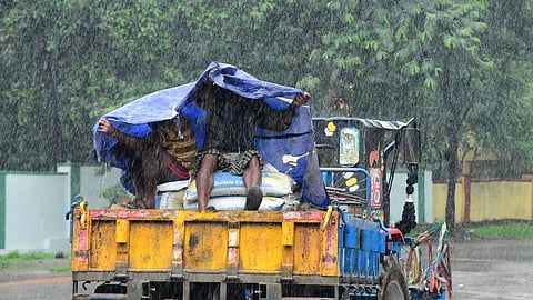 கர்நாடகாவில் தொடரும் கனமழை: இரண்டு மாவட்டங்களில் பள்ளி, கல்லூரிகளுக்கு விடுமுறை