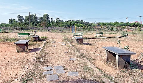 மேலக்கோடையூரில் காவல் குடியிருப்பு அருகே பராமரிப்பின்றி இருக்கும் சிறுவர் பூங்கா. | படங்கள்: எம்.முத்துகணேஷ் |