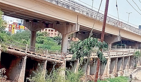 திருவள்ளூர் ரயில் நிலையம் அருகே கூவம் ஆற்றின் குறுக்கே சேதமடைந்துள்ள வரதராஜநகர்- மணவாளநகர் பாலம்.