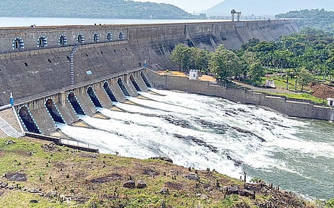 மேட்டூர் அணையிலிருந்து திறக்கப்பட்ட தண்ணீர் 8 கண் மதகுகள் வழியாக காவிரியில் பாய்ந்தோடுகிறது.