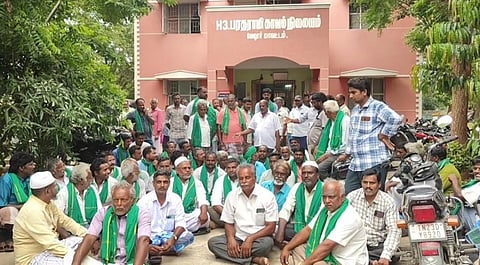 ஆந்திர எல்லையில் தமிழக மாங்காய் ஏற்றிய வாகனங்கள் தடுத்து நிறுத்தம் - விவசாயிகள் சாலை மறியல்