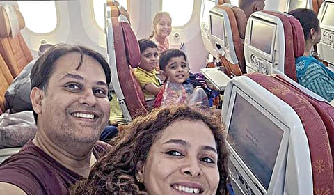 குழந்தைகளுடன் டாக்டர் பிரதீக் ஜோஷி, மனைவி கோனி வியாஸ்.