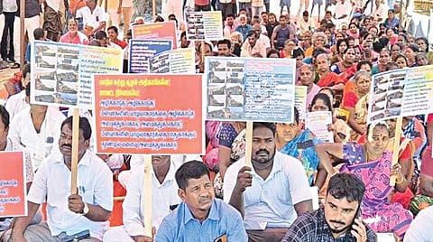 சென்னை கானத்தூர் பேருந்து நிலையம் அருகே கடல் அரிப்பால் தவித்து வரும் ரெட்டிக்குப்பத்தைச் சேர்ந்த மீனவர்கள் தூண்டில் வளைவு அமைத்துதர வலியுறுத்தி உண்ணாவிரதப் போராட்டத்தில் ஈடுபட்டனர்.