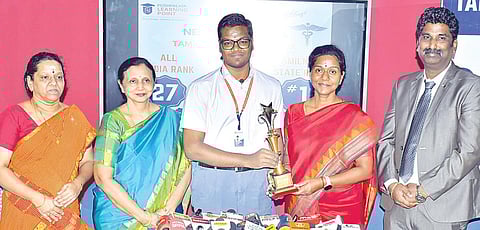 நீட் தேர்வில் மாநில அளவில் முதலிடம் பெற்ற பாளையங்கோட்டை புஷ்ப
லதா வித்யா மந்திர் பள்ளி மாணவர் சூரிய நாராயணனுக்கு, பள்ளித் தாளாளர்
புஷ்பலதா பூரணன் பரிசு வழங்கிப் பாராட்டினார். படம்: மு.லெட்சுமி அருண்