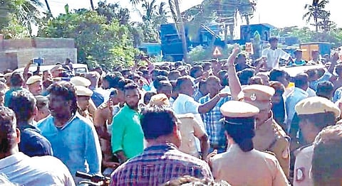 ஆன்டர்சன்பேட்டையில் உள்ள புதிய பாரதம் கட்சித் தலைவர் பூவை ஜெகன்மூர்த்தி வீட்டின் முன்பு திரண்ட தொண்டர்கள்.