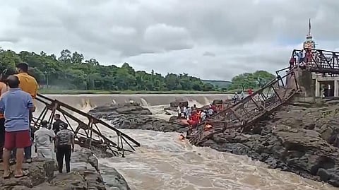 புனே அருகே இரும்புப் பாலம் இடிந்து விழுந்து விபத்து: 2 பேர் பலி; மீட்புப் பணிகள் தீவிரம்
