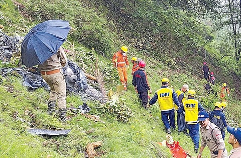 உத்தராகண்டின் கேதார்நாத் கோயில் அருகே நேற்று ஹெலிகாப்டர் விழுந்து நொறுங்கியதில் விமானி உட்பட 7 பேர் உயிரிழந்தனர். சம்பவ இடத்தில் மாநில போலீஸார் மற்றும் தேசிய, மாநில பேரிடர் மீட்பு படைகளை சேர்ந்த வீரர்கள் மீட்புப் பணியில் ஈடுபட்டனர். படம்: பிடிஐ