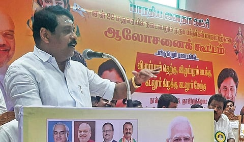 விழுப்புரத்தில் நடைபெற்ற முருக பக்தர்கள் மாநாடு ஆலோசனைக் கூட்டத்தில் பேசிய தமிழக பாஜக தலைவர் நயினார் நாகேந்திரன். | படம்: இரா.தினேஷ்குமார் |