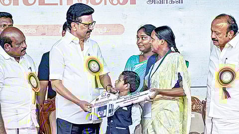 தஞ்சாவூரில் நேற்று நடைபெற்ற அரசு விழாவில் பயனாளிக்கு நலத்திட்டத்துக்கான ஆணையை வழங்கிய முதல்வர் ஸ்டாலின். படம்: ஆர்.வெங்கடேஷ்