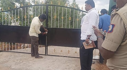 தென்காசி அருகே முதியோர் இல்லத்தைப் பூட்டி அதிகாரிகள் சீல் வைத்தனர்