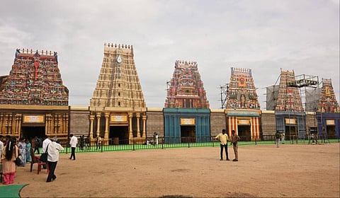 மதுரையில் முருக பக்தர்கள் மாநாட்டுக்காக அமைக்கப்பட்டுள்ள மாதிரி அறுபடை வீடுகளின் முகப்புத் தோற்றம்