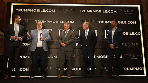 ட்ரம்ப் மொபைல் அறிவிப்பு நிகழ்வில் ட்ரம்ப் குழுமத்தினர்.