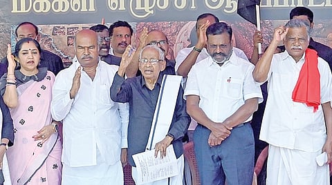 கீழடி ஆய்வின் முடிவை மறைக்க முயல்வதாக மத்திய அரசை கண்டித்து, திராவிடர் கழகம் சார்பில் ஆர்ப்பாட்டம் சென்னை சைதாப்பேட்டையில் நேற்று நடைபெற்றது. இதில் தி.க.தலைவர் கி.வீரமணி, விசிக தலைவர் திருமாவளவன், இந்திய கம்யூனிஸ்ட் மாநில செயலாளர் முத்தரசன், காங்கிரஸ் மூத்த தலைவர் தங்கபாலு, திமுக எம்.பி. தமிழச்சி தங்கபாண்டியன் உள்ளிட்டோர் பங்கேற்றனர். படம்: எஸ்.சத்தியசீலன்