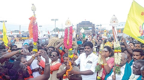 அறுபடை வீடு முருகன் கோயில்களில் சிறப்பு பூஜை செய்யப்பட்ட 
6 வேல்கள், மதுரையில் அமைக்கப்பட்டுள்ள மாதிரி அறுபடை வீடுகளில் பிரதிஷ்டை செய்ய நேற்று ஊர்வலமாக கொண்டுவரப்பட்டது.