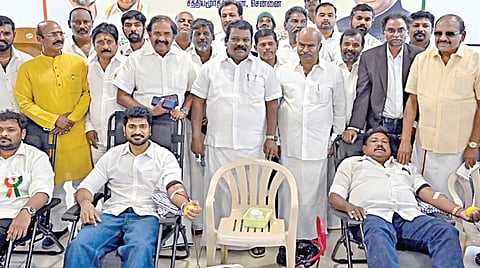 ராகுல் காந்தியின் 55-வது பிறந்த நாளை முன்னிட்டு, தமிழ்நாடு காங்கிரஸ் கமிட்டி சார்பில் சென்னை சத்தியமூர்த்தி பவனில் நேற்று நடைபெற்ற விழாவில் மாநிலத் தலைவர் கு.செல்வப்பெருந்தகை நலத்திட்ட உதவிகளை வழங்கி, ரத்த தான முகாமை தொடங்கி வைத்தார். | படம்: எஸ்.சத்தியசீலன் |