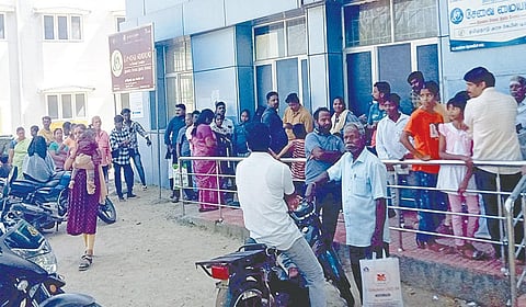 காஞ்சிபுரம் ஆதார் அமையத்தில் நீண்ட வரிசையில் காத்திருக்கும் பொதுமக்கள்.