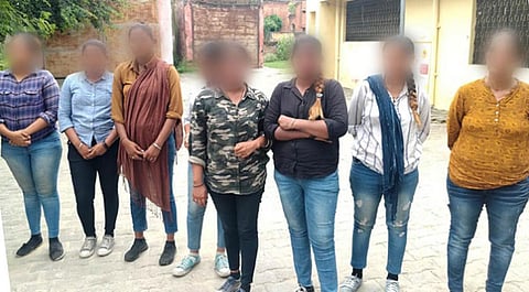 உ.பி.யில் ஜீன்ஸ், டி-ஷர்ட்டுடன் ரூ.100, 200 உதவி கேட்ட 9 பெண்கள் கைது: போலீஸ் வழக்குப் பதிவு