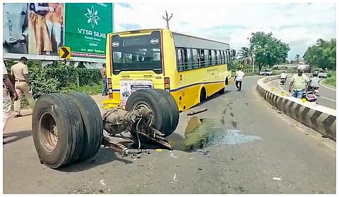 அரசுப் பேருந்திலிருந்து கழன்று ஓடிய சக்கரங்கள்