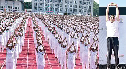 மதுரையில் மாணவர்களுடன் யோகாசன பயிற்சியில் ஈடுபட்ட தமிழக ஆளுநர் ஆர்.என்.ரவி. படங்கள்: எஸ்.கிருஷ்ணமூர்த்தி