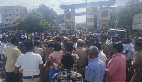 திண்டுக்கல் அரசு மருத்துவக் கல்லூரி மருத்துவமனை முன்பு மார்க்சிஸ்ட் கம்யூனிஸ்ட் மற்றும் பாஜக நிர்வாகிகள் இடையே மோதல் ஏற்பட்டது.