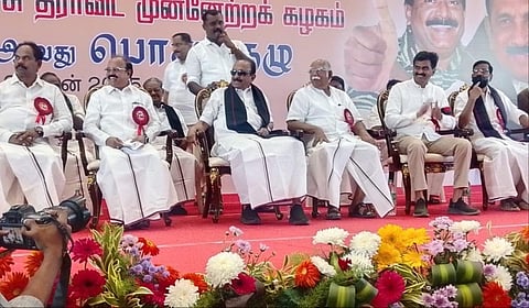 ஈரோட்டில் நடந்த மதிமுகவின் 31 -வது மாநில பொதுக்குழுக் கூட்டத்தில் கட்சியின் பொதுச் செயலாளர் வைகோ உள்ளிட்டோர் கலந்துகொண்டனர்