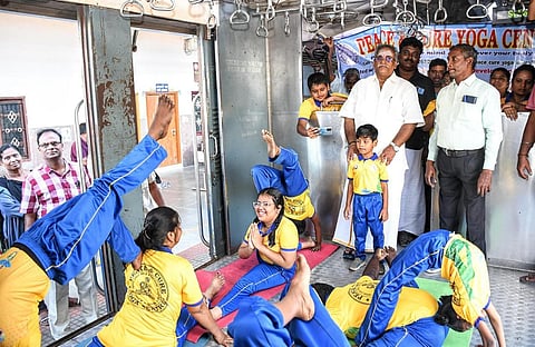 ஓடும் ரயிலில் யோகா - உற்சாகமுடன் பங்கேற்ற மாணவர்கள்