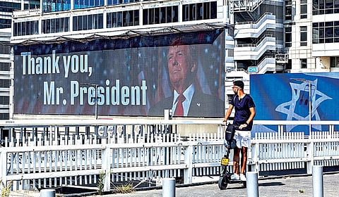 ஈரான் மீது அமெரிக்கா நேற்று தாக்குதல் நடத்தியது. இதற்காக அமெரிக்க அதிபர் ட்ரம்புக்கு நன்றி தெரிவிக்கும் வகையில் இஸ்ரேலின் டெல் அவிவ் உட்பட பல்வேறு நகரங்களில் விளம்பர பதாகைகள் வைக்கப்பட்டன.