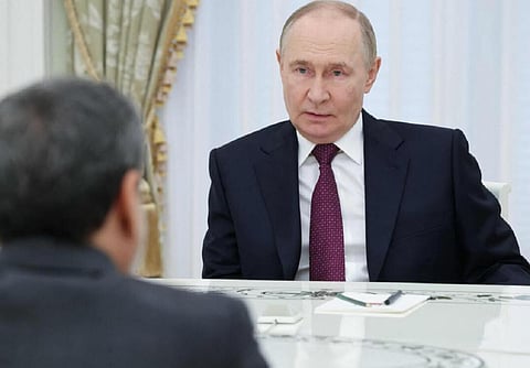 ஈரான் வெளியுறவுத் துறை அமைச்சர் அப்பாஸ் அரக்சியை மாஸ்கோவில் சந்தித்த ரஷ்ய அதிபர் புதின்.