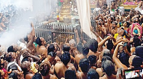 சிதம்பரம் நடராஜர் கோயிலில் ஆனித் திருமஞ்சன தரிசன நிகழ்வுக்கான கொடியேற்றம் நேற்று நடைபெற்றது.