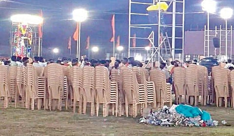 மாநாட்டுத் திடலில் இருக்கைகள் முறையாக அடுக்கி வைக்கப்பட்டும், தண்ணீர் பாட்டில் உள்ளிட்ட குப்பைகள் சேகரித்தும் வைக்கப்பட்டுள்ளன.