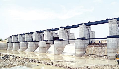 மதுராந்தகம் ஏரியில் நடைபெற்று வரும் புதிய ஷெட்டர்களுடன் கூடிய மதகுகள் அமைக்கும் பணி.