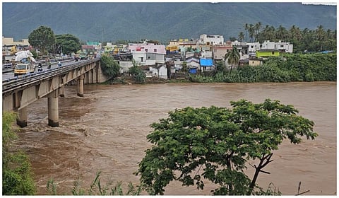நீர்ப்பிடிப்புப் பகுதிகளில் தொடரும் கனமழை: பில்லூர் அணையில் இருந்து 2-வது நாளாக உபரி நீர் வெளியேற்றம்