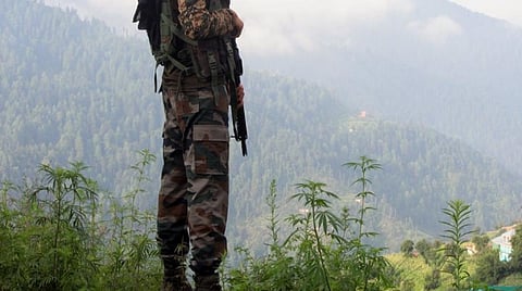 காஷ்மீரில் தீவிரவாதி சுட்டுக்கொலை: மேலும் 3 பேர் சுற்றிவளைப்பு