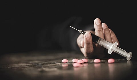 போதையில் தடுமாறும் மாணவர்கள்: பாதை காட்டுவது எப்படி?