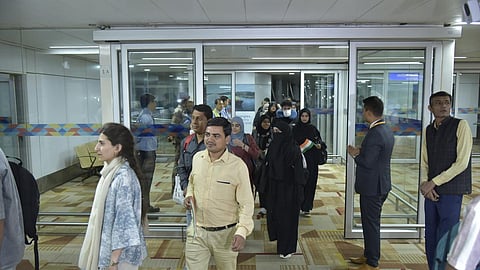 ஈரானில் இருந்து நாடு திரும்பிய இந்தியர்கள்