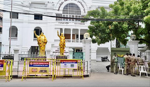 அதிமுக உட்கட்சி விவகாரத்தில் உத்தரவு எப்போது? - தேர்தல் ஆணையம் தெரிவிக்க ஐகோர்ட் அறிவுறுத்தல்