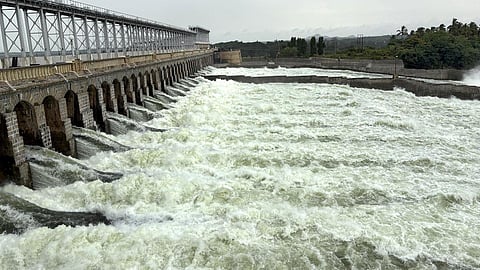 கர்நாடக அணைகள் முழு கொள்ளளவை எட்டியதால் தமிழகத்துக்கு வினாடிக்கு 82,000 கன அடி நீர் திறப்பு