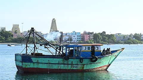 இலங்கை கடற்படையினரால் ராமேஸ்வரம் மீனவர்கள் 8 பேர் கைது