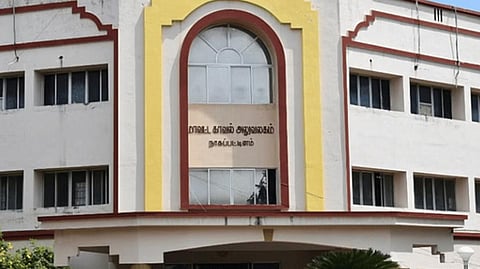 தாயின் உடலை சாக்கு மூட்டையில் கட்டி வீசிய மகன்கள் - அடக்கம் செய்ய நிதி வசதி இல்லாததால் பரிதாபம்