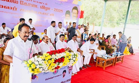 திருப்பத்தூர் மாவட்டம், ஏலகிரி மலையில்  கோடை விழா நடைபெற்றது. இதில், பொதுப்பணித்துறை அமைச்சர் எ.வ.வேலு, சுற்றுலா துறை அமைச்சர் ராஜேந்திரன் உள்ளிட்ட பலர் கலந்துகொண்டனர்.