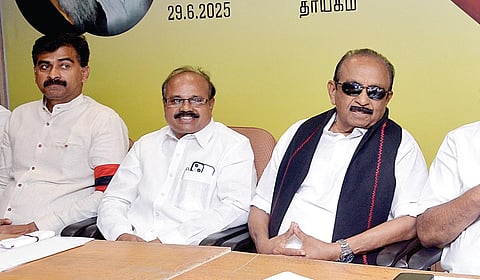 மதிமுக நிர்வாகக் குழு கூட்டம், சென்னை எழும்பூரில் உள்ள கட்சி தலைமையகத்தில், நேற்று நடைபெற்றது. அவைத் தலைவர் ஆடிட்டர் அர்ஜூனராஜ், பொதுச் செயலாளர் வைகோ, துணை பொதுச் செயலாளர் மல்லை சத்யா, பொருளாளர் மு.செந்திலதிபன், முதன்மைச் செயலாளர் துரை வைகோ உள்ளிட்டோர் பங்கேற்றனர்.