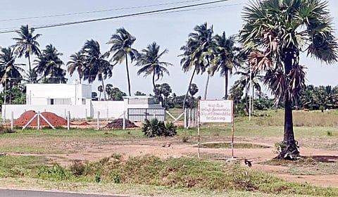 செய்யூர் அருகே புதிய தீயணைப்பு நிலைய கட்டிடம் அமைய உள்ள நிலப்பகுதி.