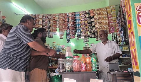 எட்டயபுரத்தில் இடிந்த நிலையில் காணப்படும் பாரதியார் இல்லத்தை புதுப்பிக்க வலியுறுத்தி கடைகளில் யாசகம் பெற்ற பாஜகவினர்.