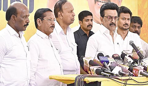 ‘ஓரணியில் தமிழ்நாடு’ திமுக உறுப்பினர் சேர்ப்பு இயக்கத்தை சென்னையில்
தொடங்கி வைத்து செய்தியாளர்களிடம் பேசிய முதல்வர் ஸ்டாலின். உடன் உதயநிதி, டி.ஆர்.பாலு, ஆர்.எஸ்.பாரதி, மா.சுப்பிரமணியன்.