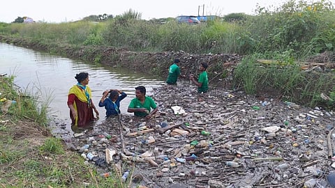 வாய்க்காலை அடைத்திருந்த குப்பை - கண்டவுடன் களம் இறங்கிய திருவாரூர் தன்னார்வலர்கள்!