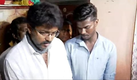 அஜித்குமாரின் குடும்பத்தினரை நேரில் சந்தித்து தவெக தலைவர் விஜய் ஆறுதல் கூறினார்.