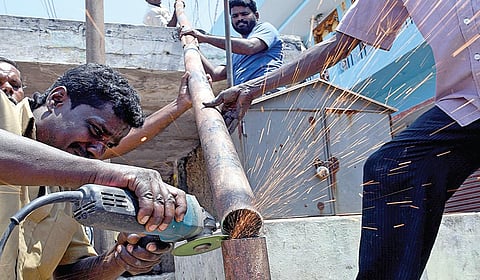 சென்னையில் பொது இடங்களில் உள்ள கொடிக்கம்பங்களை முழுமையாக அகற்றாதது ஏன்? - ஐகோர்ட் கேள்வி